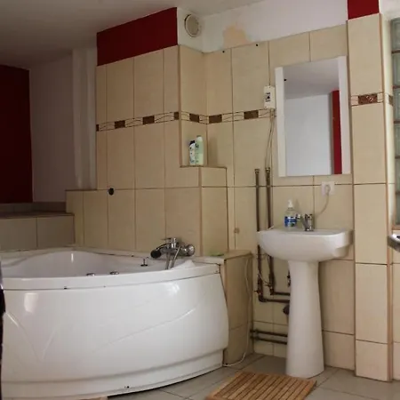 Fun House אכסניה *